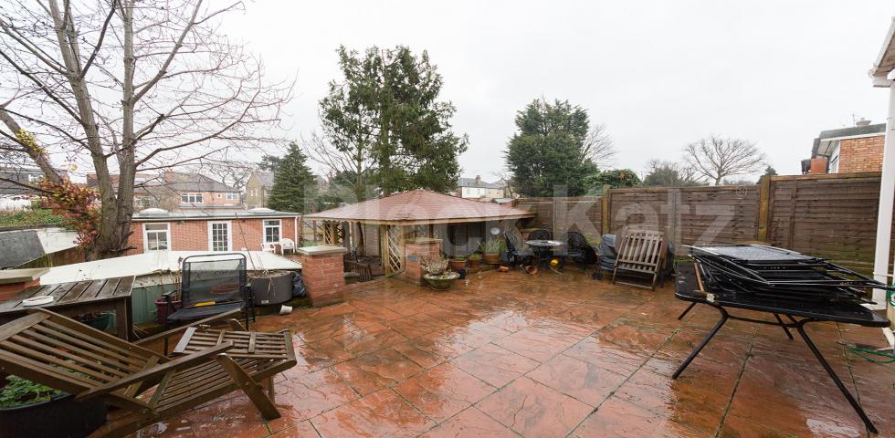 			Fantastic New Instruction!, 4 Bedroom, 1 bath, 1 reception House			  Petworth Road, North Finchley